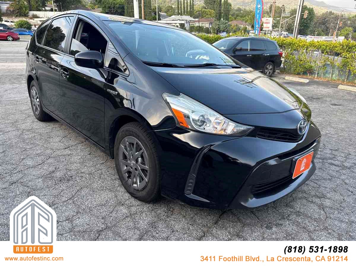 2015 Toyota Prius v Five's photo