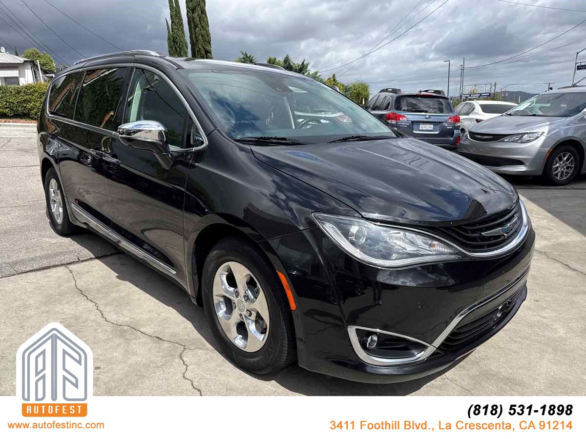 2018 Chrysler Pacifica Hybrid Limited's photo