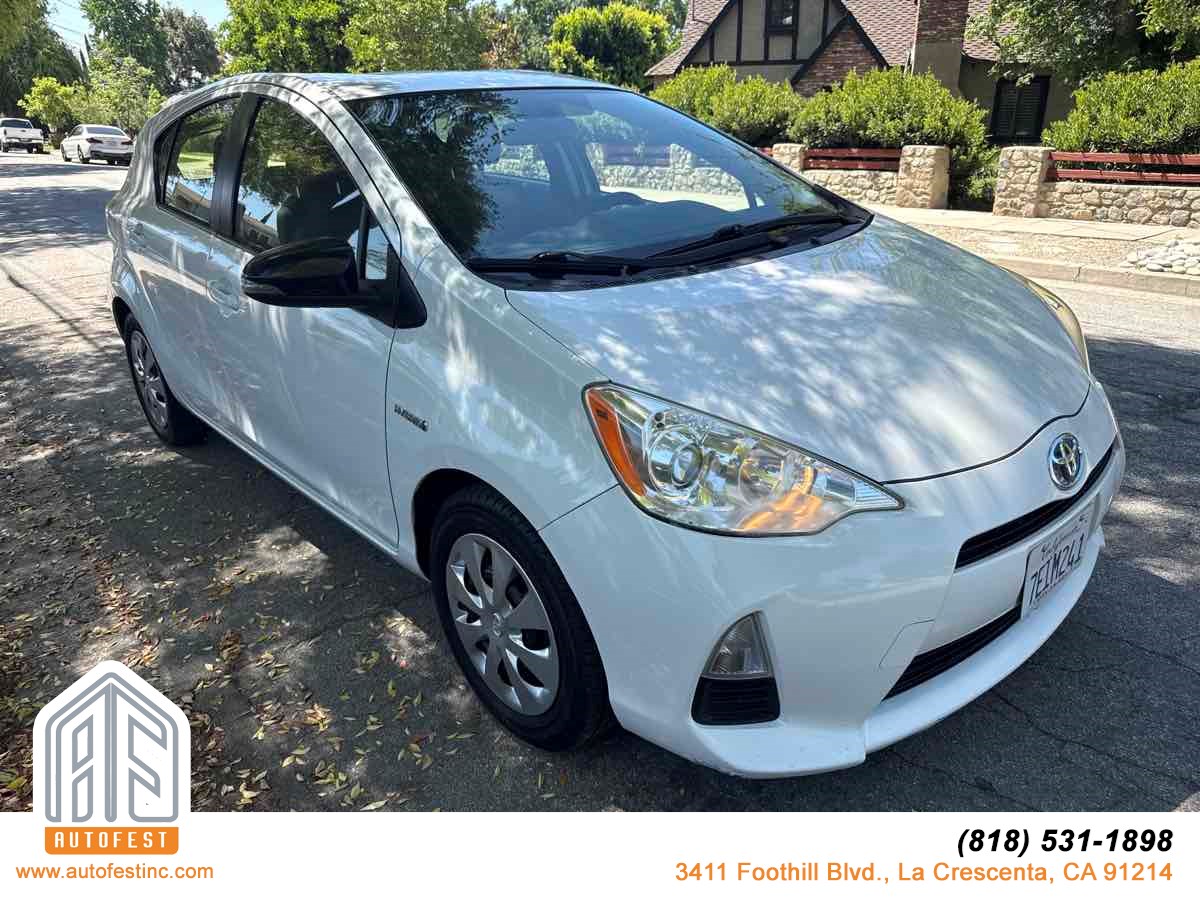 2013 Toyota Prius c Two's photo