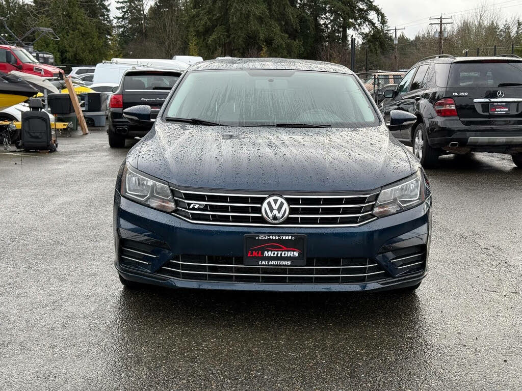 2018 Volkswagen Passat R-Line photo 2