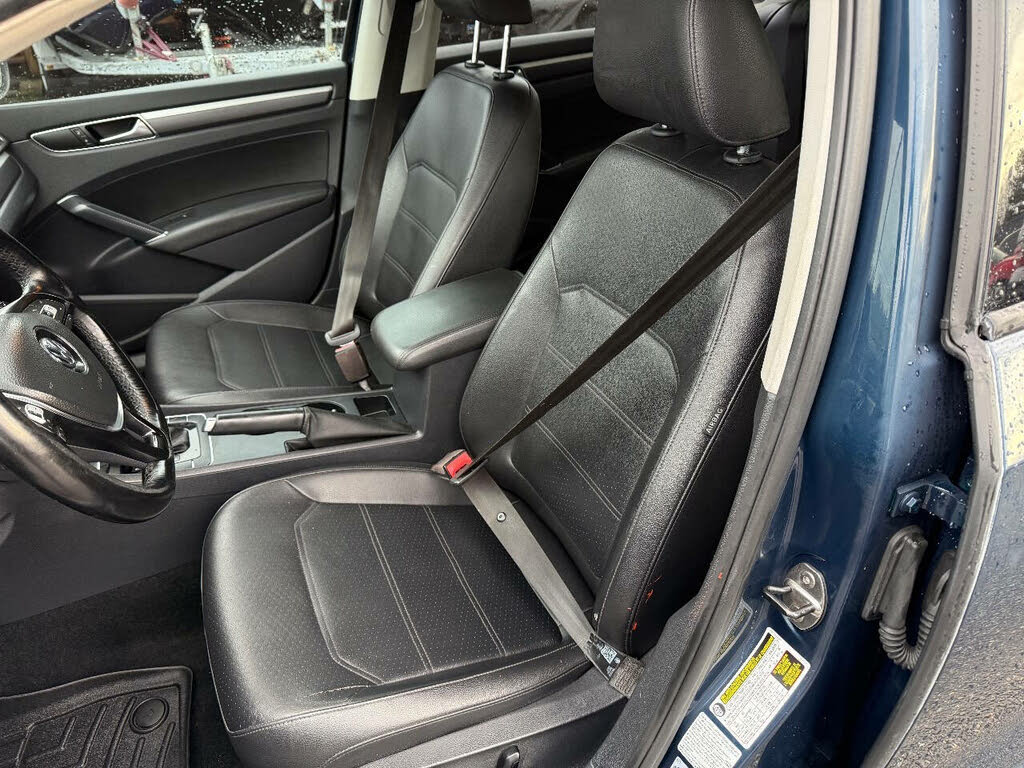 2018 Volkswagen Passat R-Line photo 8