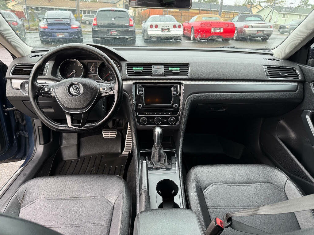 2018 Volkswagen Passat R-Line photo 10