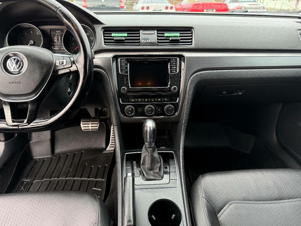 2018 Volkswagen Passat R-Line photo 11