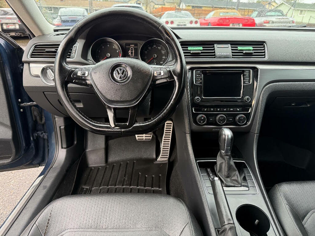 2018 Volkswagen Passat R-Line photo 12