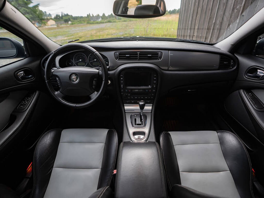 2005 Jaguar S-Type R photo 17