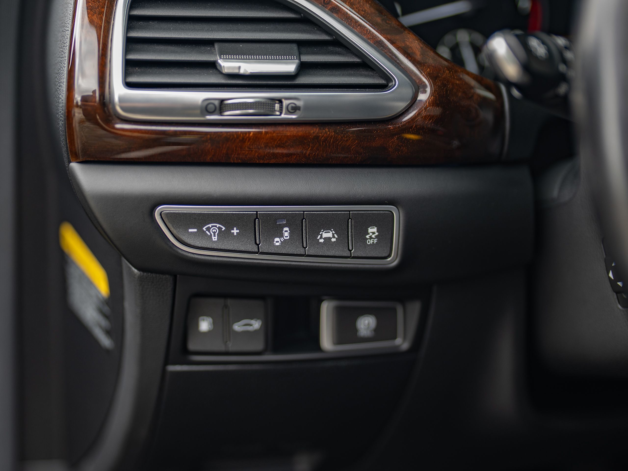 2018 Genesis G90 3.3T Premium photo 23