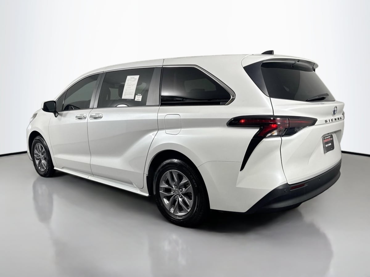 2024 Toyota Sienna XLE photo 4