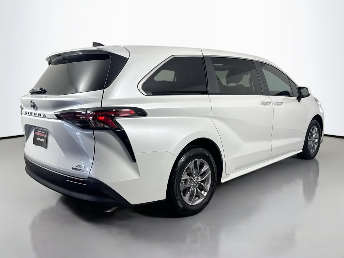 2024 Toyota Sienna XLE photo 2