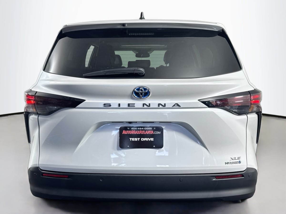 2024 Toyota Sienna XLE photo 3