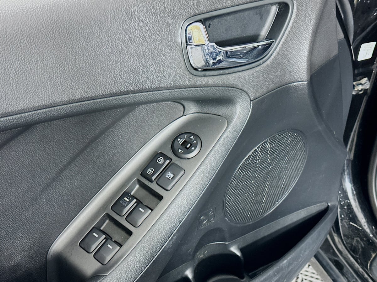 2016 Kia Forte 5-Door LX photo 17