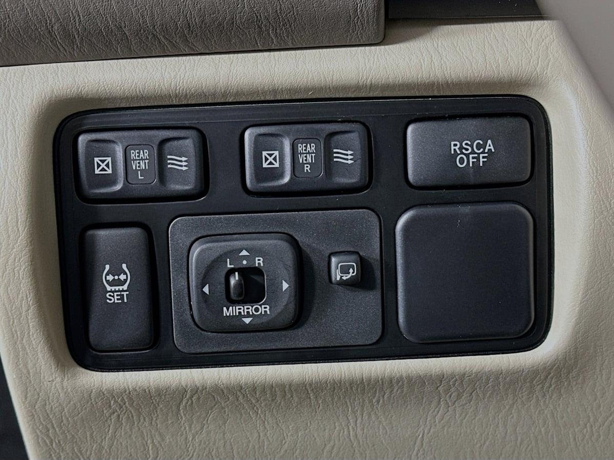 2006 Lexus LX 470 Base photo 10