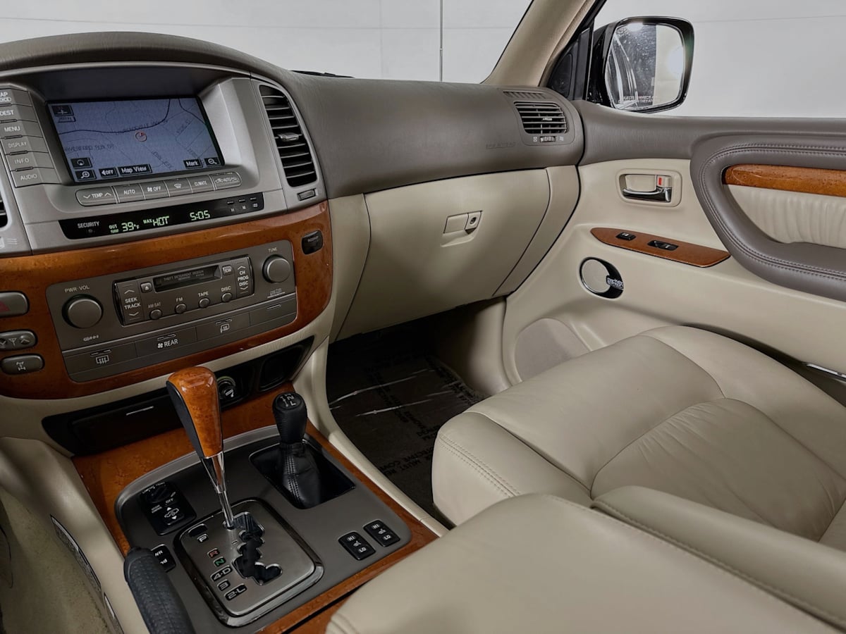 2006 Lexus LX 470 Base photo 25
