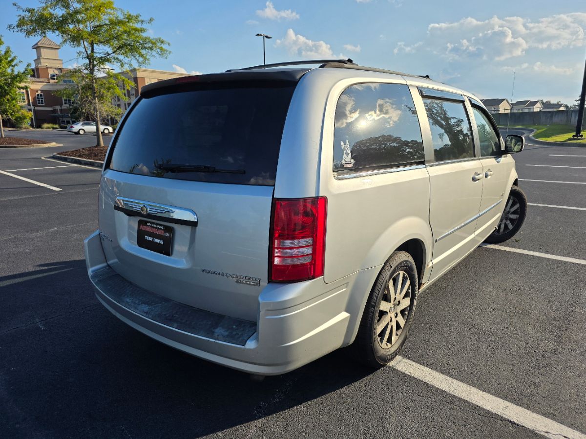 2009 Chrysler Town & Country Touring photo 2