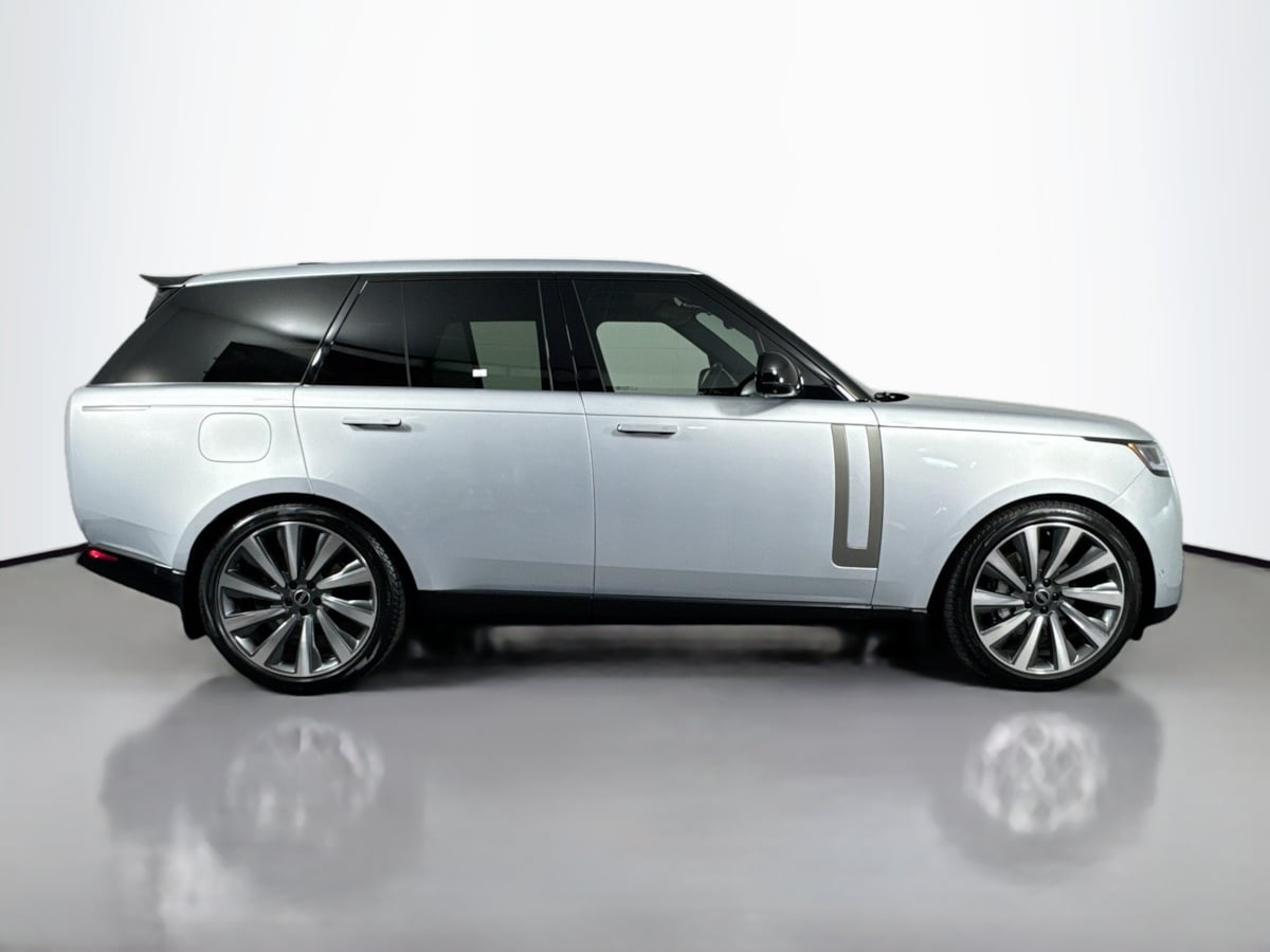 2025 Land Rover Range Rover SE photo 2