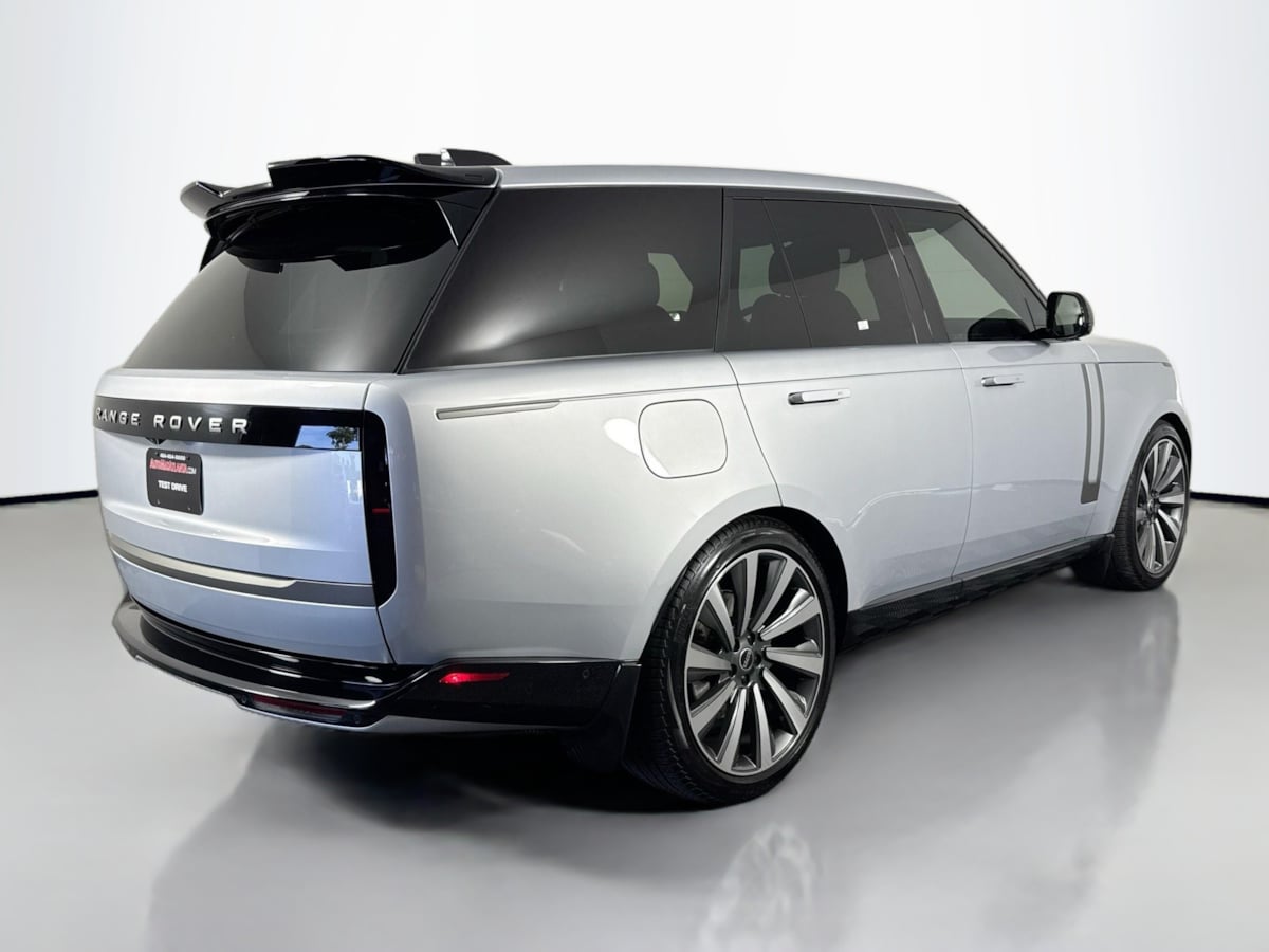 2025 Land Rover Range Rover SE photo 3