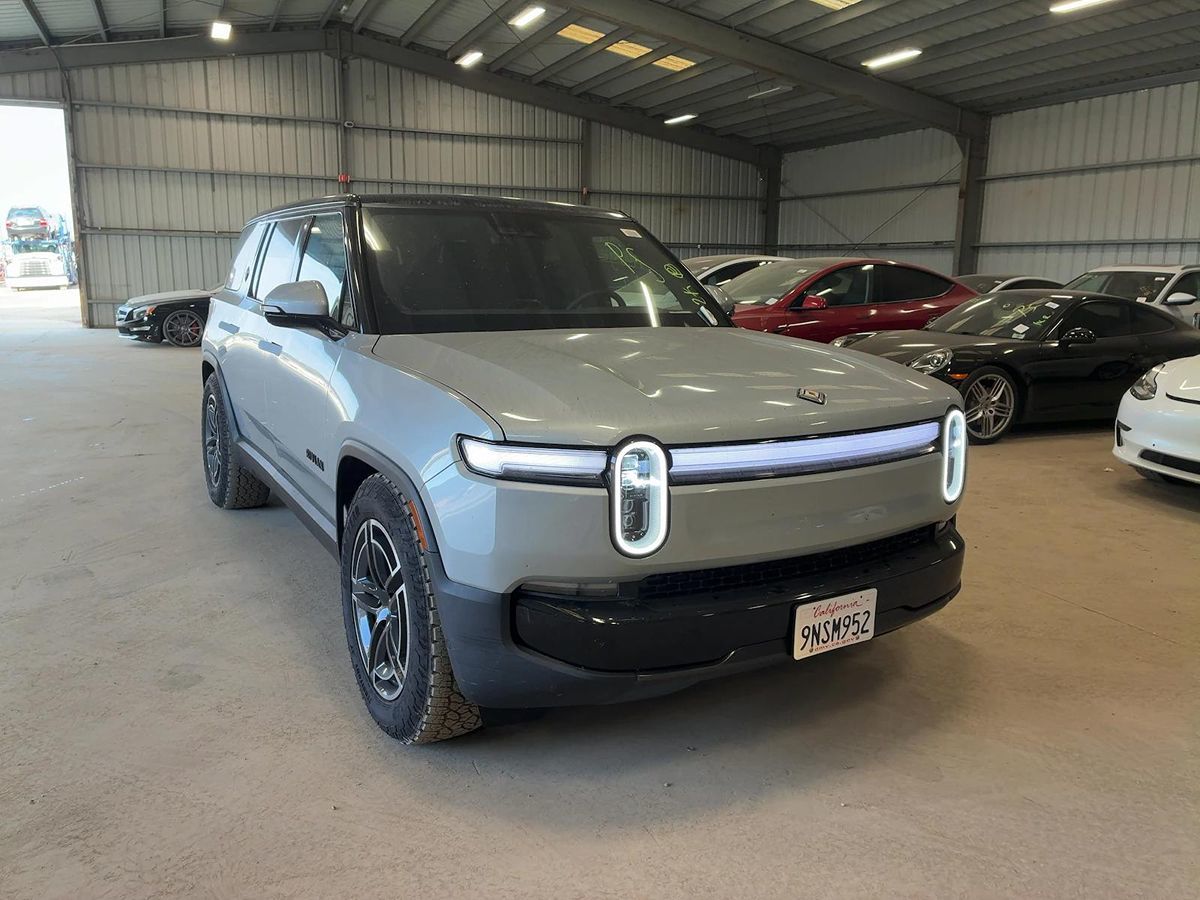 2025 Rivian R1S Adventure photo 3
