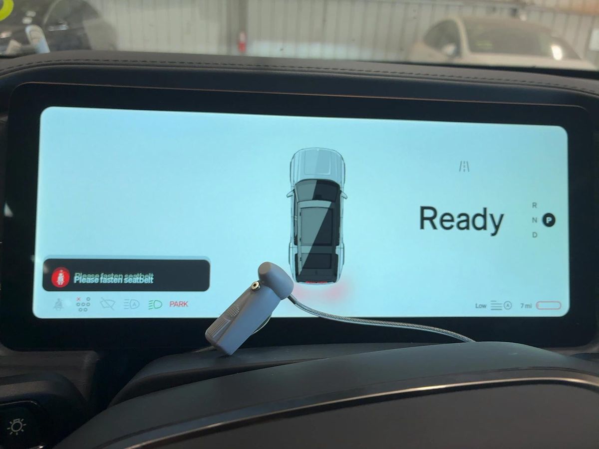 2025 Rivian R1S Adventure photo 6