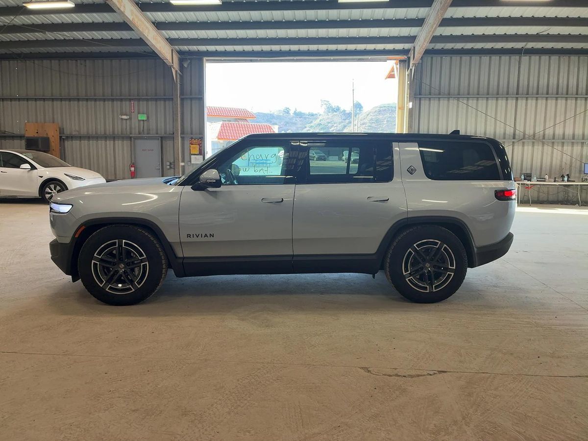 2025 Rivian R1S Adventure photo 4