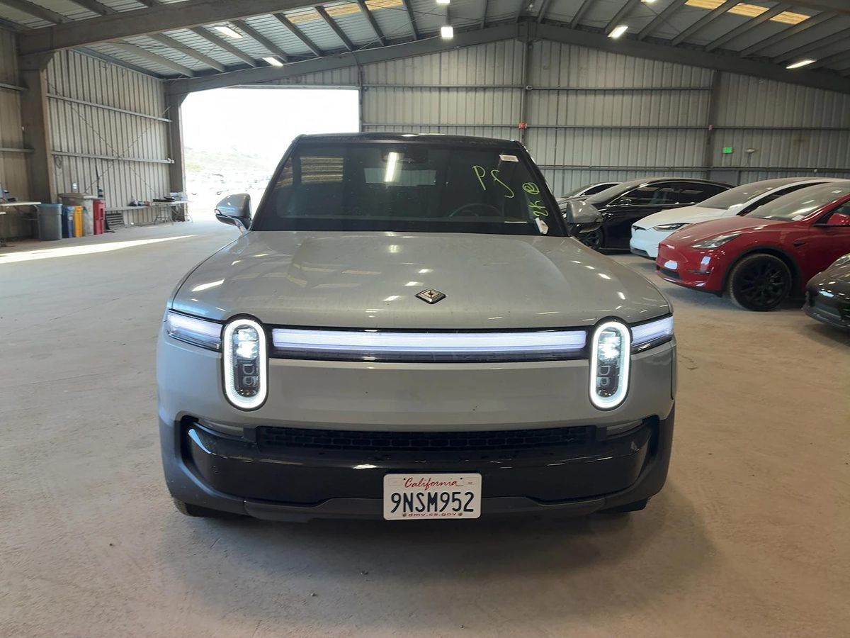 2025 Rivian R1S Adventure photo 2