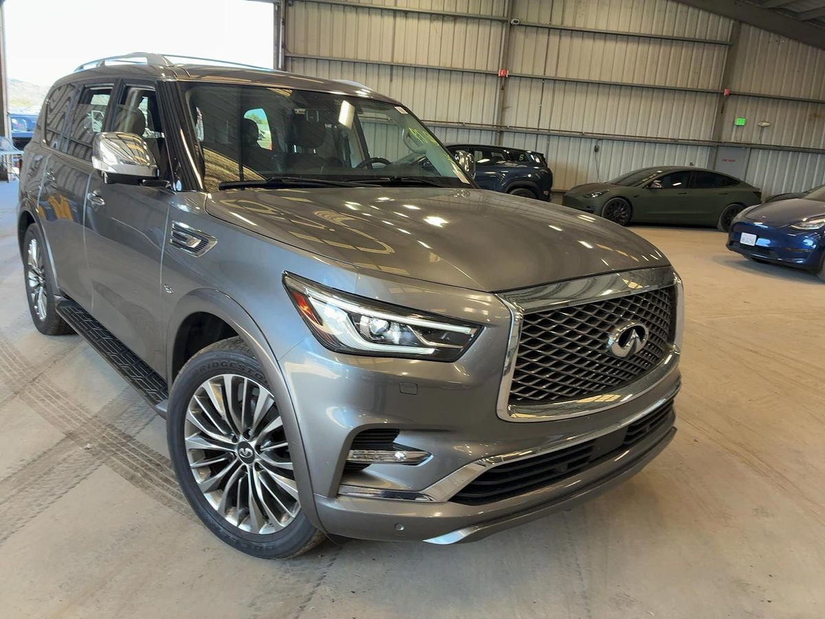 2019 Infiniti QX80 Luxe photo 3