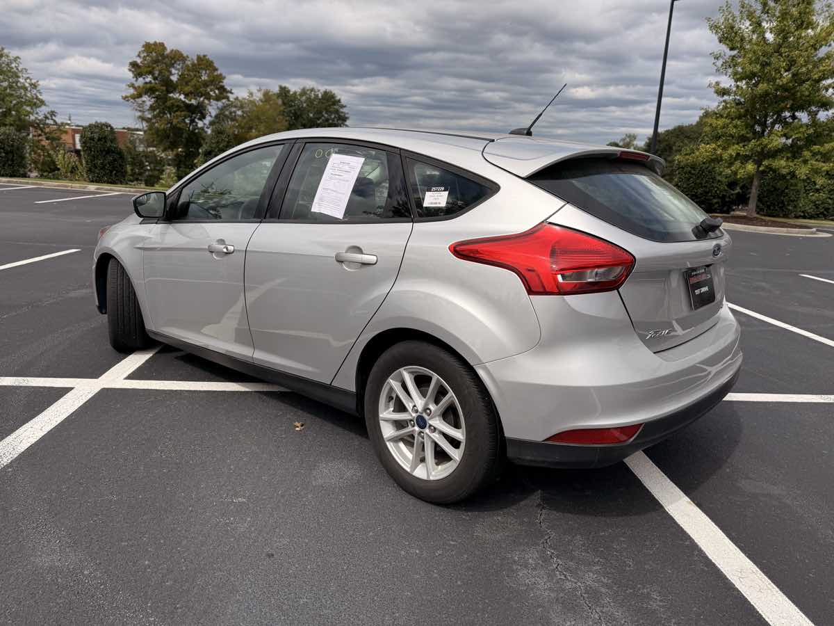 2018 Ford Focus SE photo 2