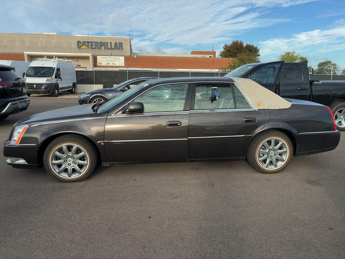 2008 Cadillac DTS Luxury photo 2