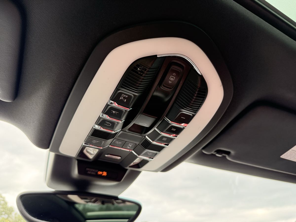2018 Porsche Macan S photo 18
