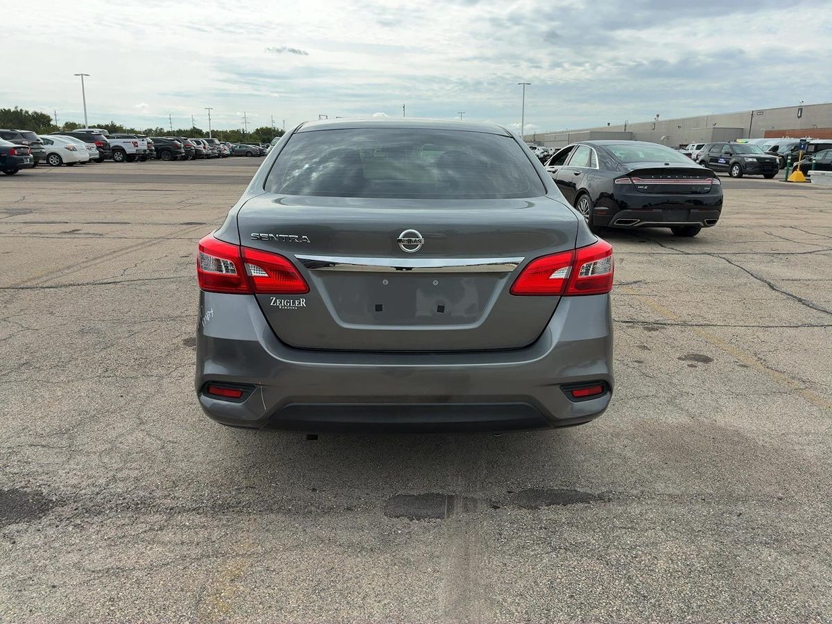 2016 Nissan Sentra S photo 10