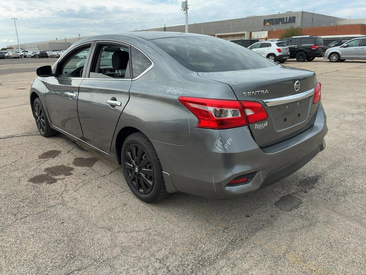 2016 Nissan Sentra S photo 11