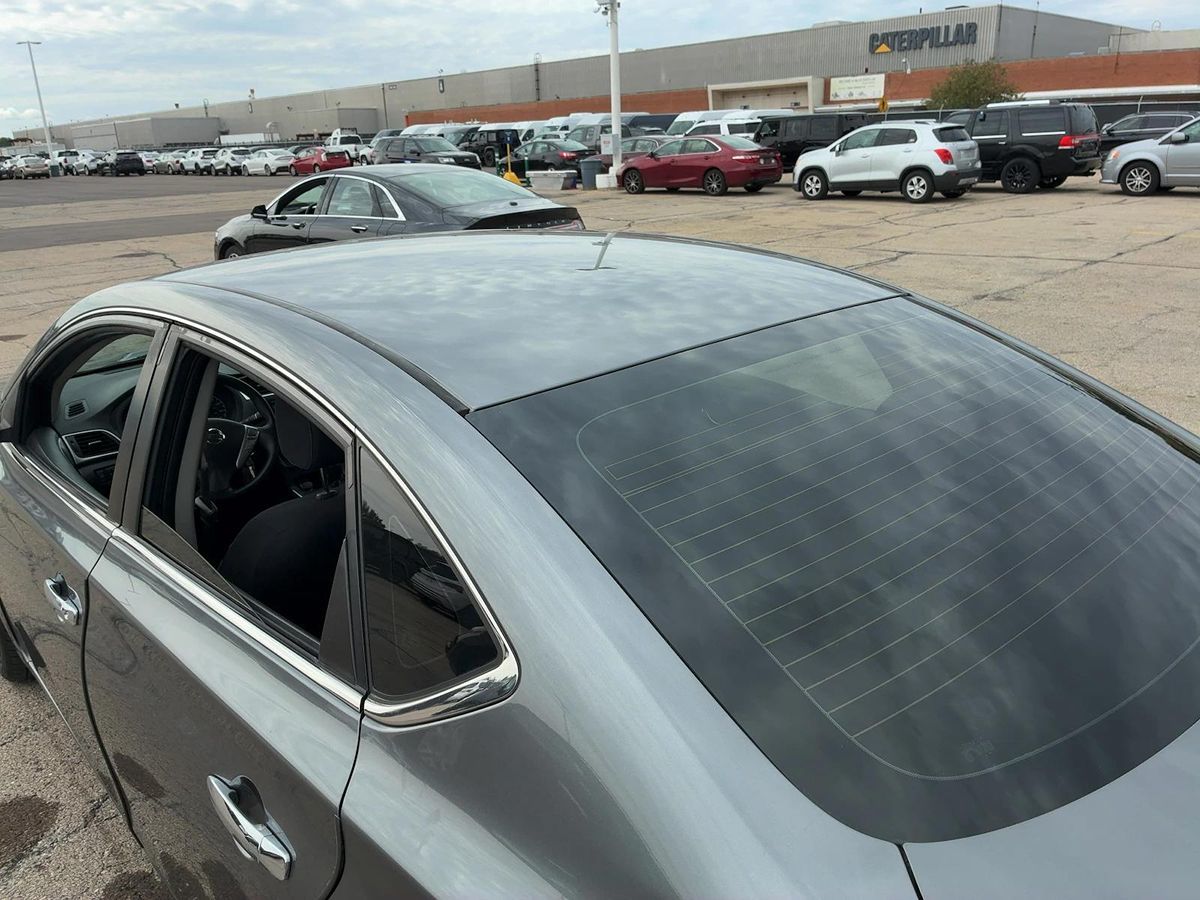 2016 Nissan Sentra S photo 8