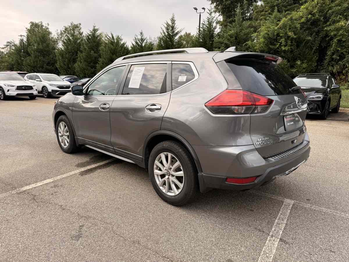 2017 Nissan Rogue SV photo 2