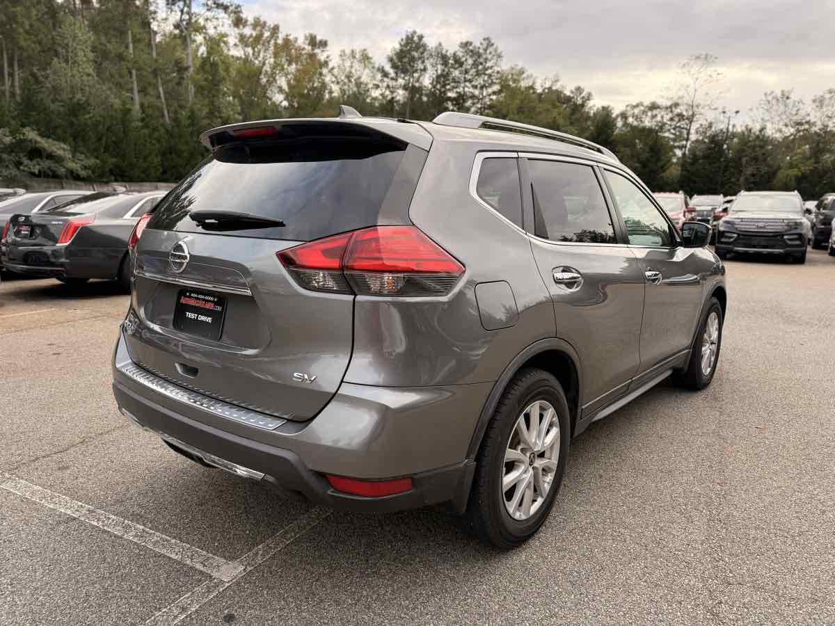 2017 Nissan Rogue SV photo 3