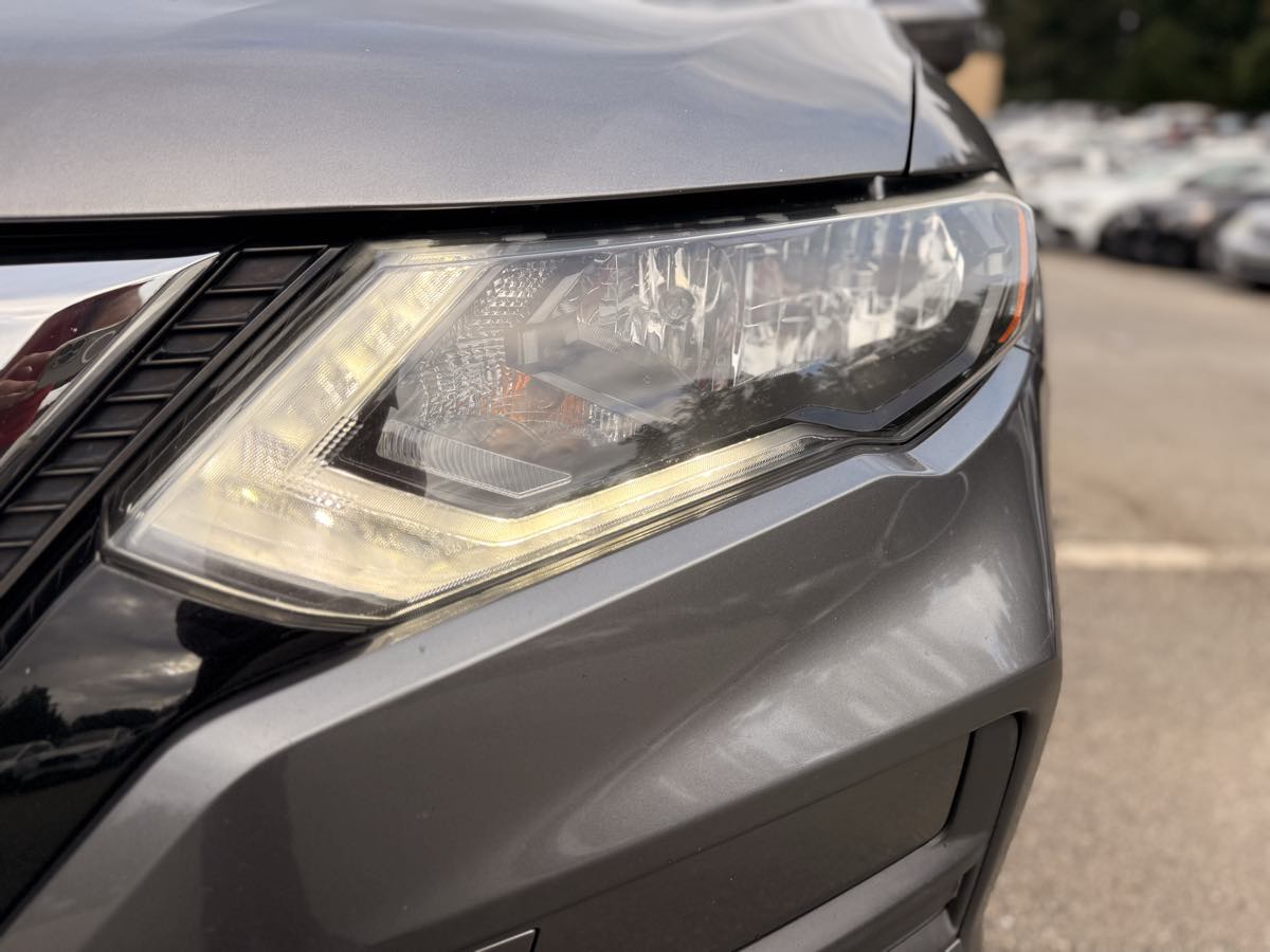 2017 Nissan Rogue SV photo 5