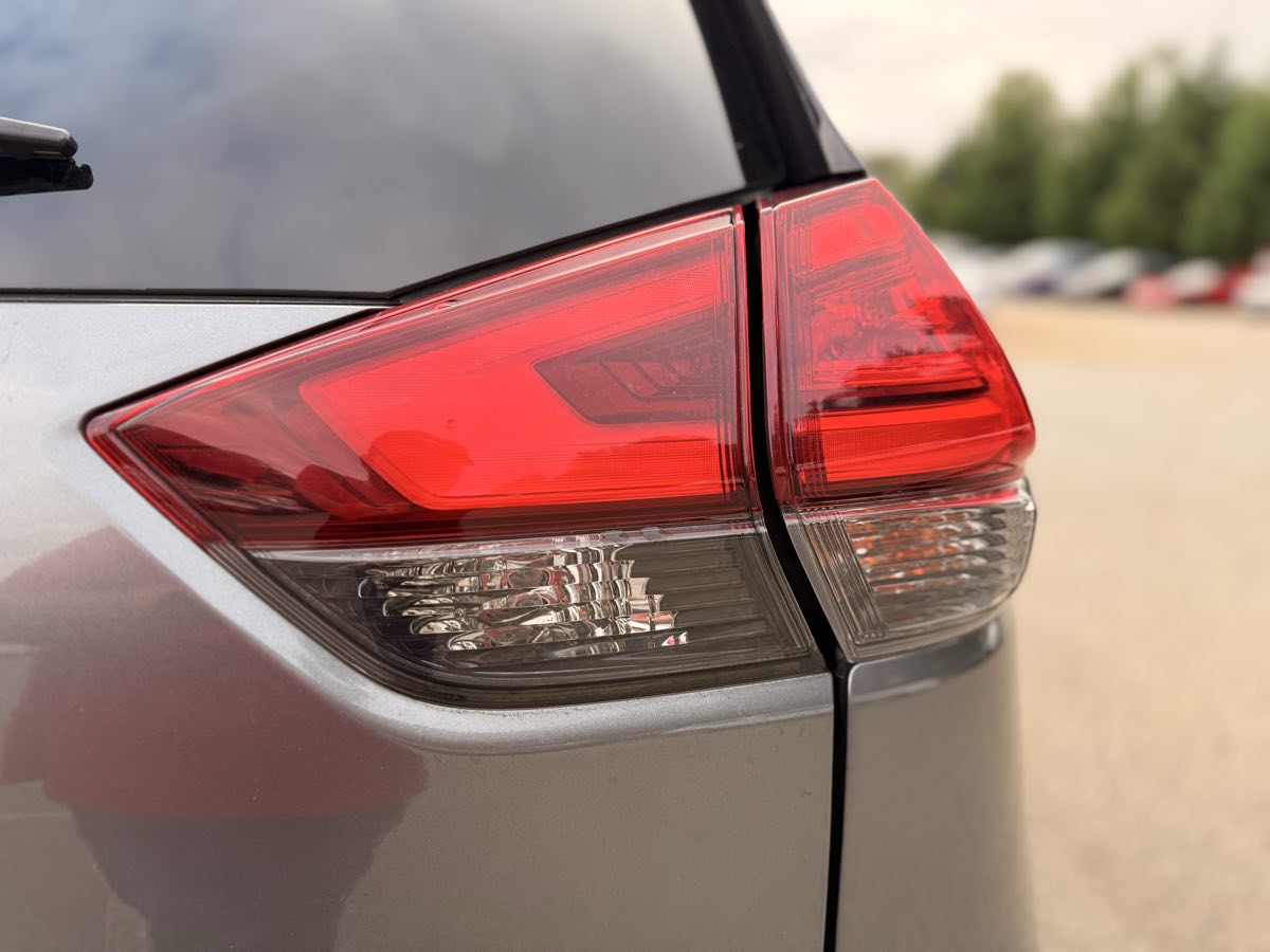 2017 Nissan Rogue SV photo 7