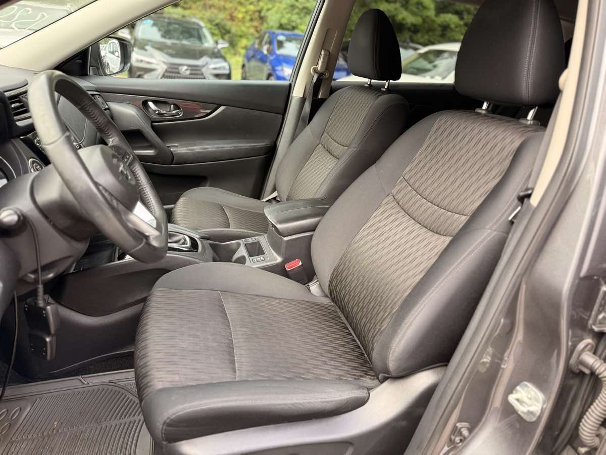2017 Nissan Rogue SV photo 8