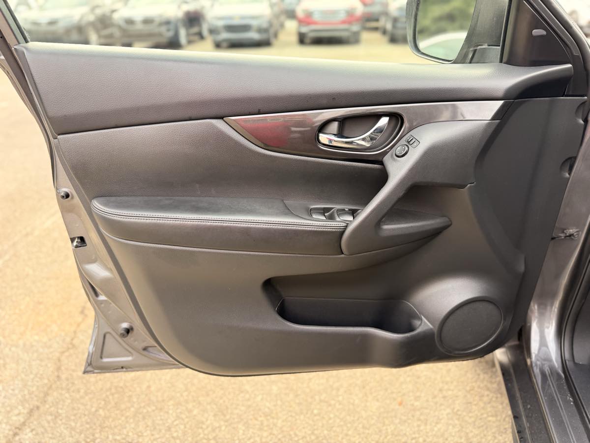 2017 Nissan Rogue SV photo 9
