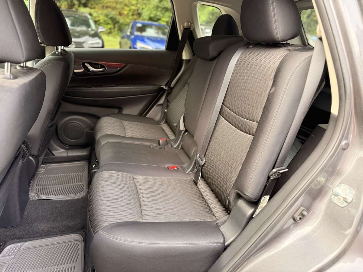 2017 Nissan Rogue SV photo 10