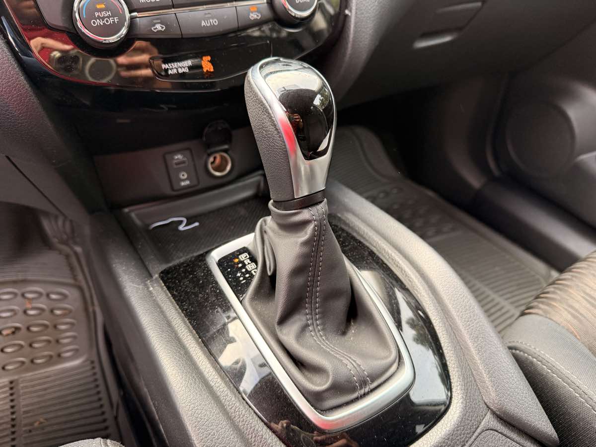 2017 Nissan Rogue SV photo 11
