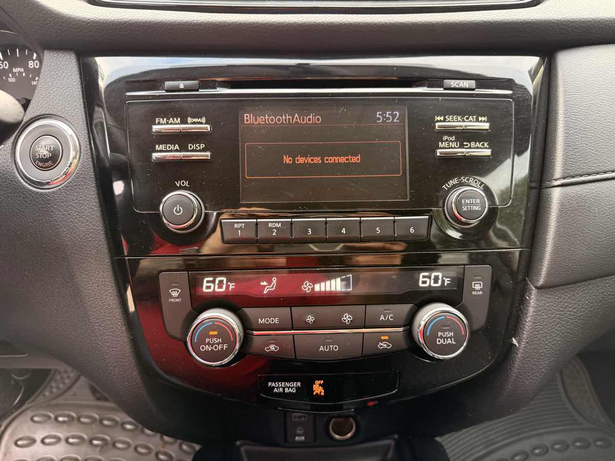 2017 Nissan Rogue SV photo 12