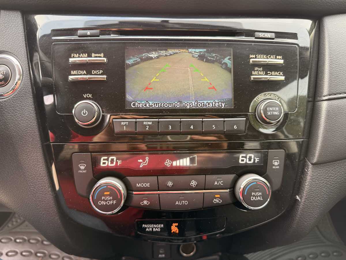 2017 Nissan Rogue SV photo 13