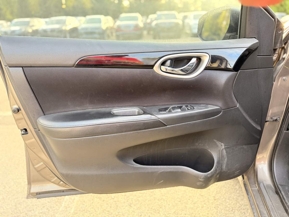2016 Nissan Sentra S photo 9