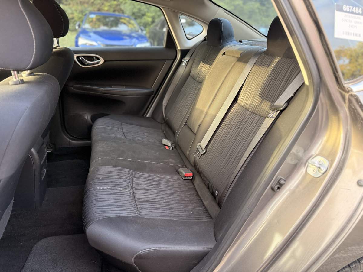 2016 Nissan Sentra S photo 10