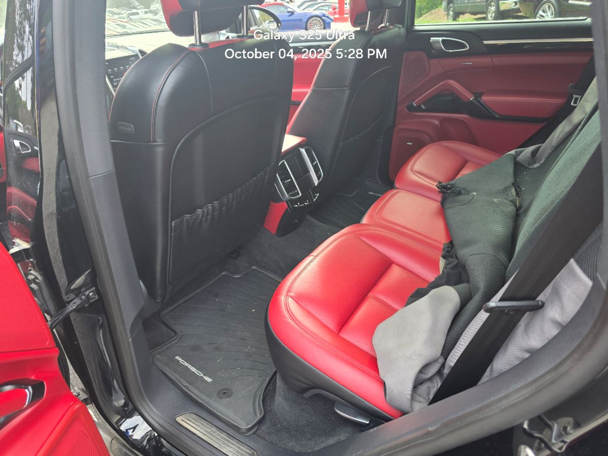 2018 Porsche Cayenne Base Platinum Edition photo 9