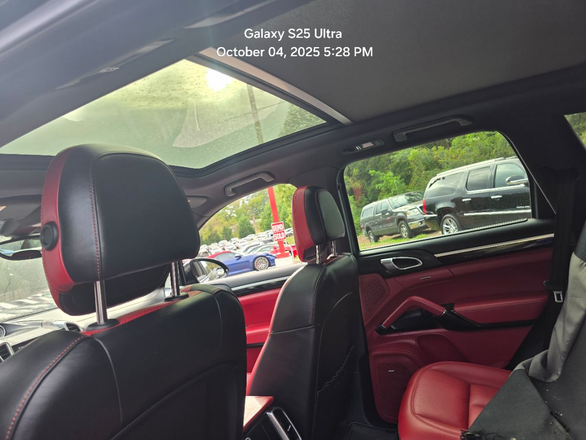 2018 Porsche Cayenne Base Platinum Edition photo 10