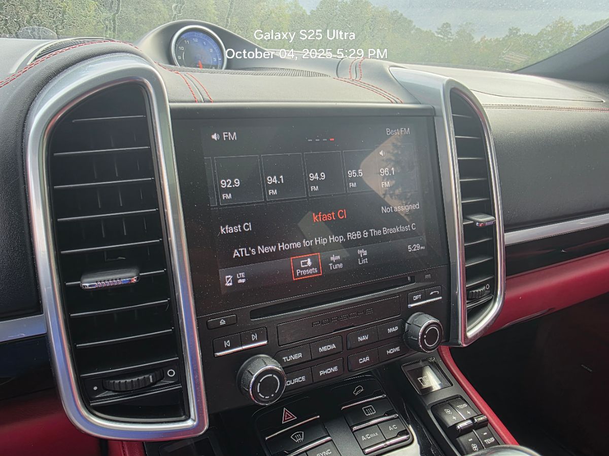 2018 Porsche Cayenne Base Platinum Edition photo 14