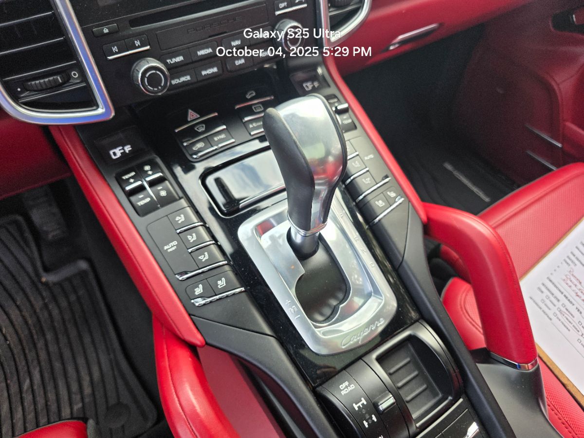 2018 Porsche Cayenne Base Platinum Edition photo 16
