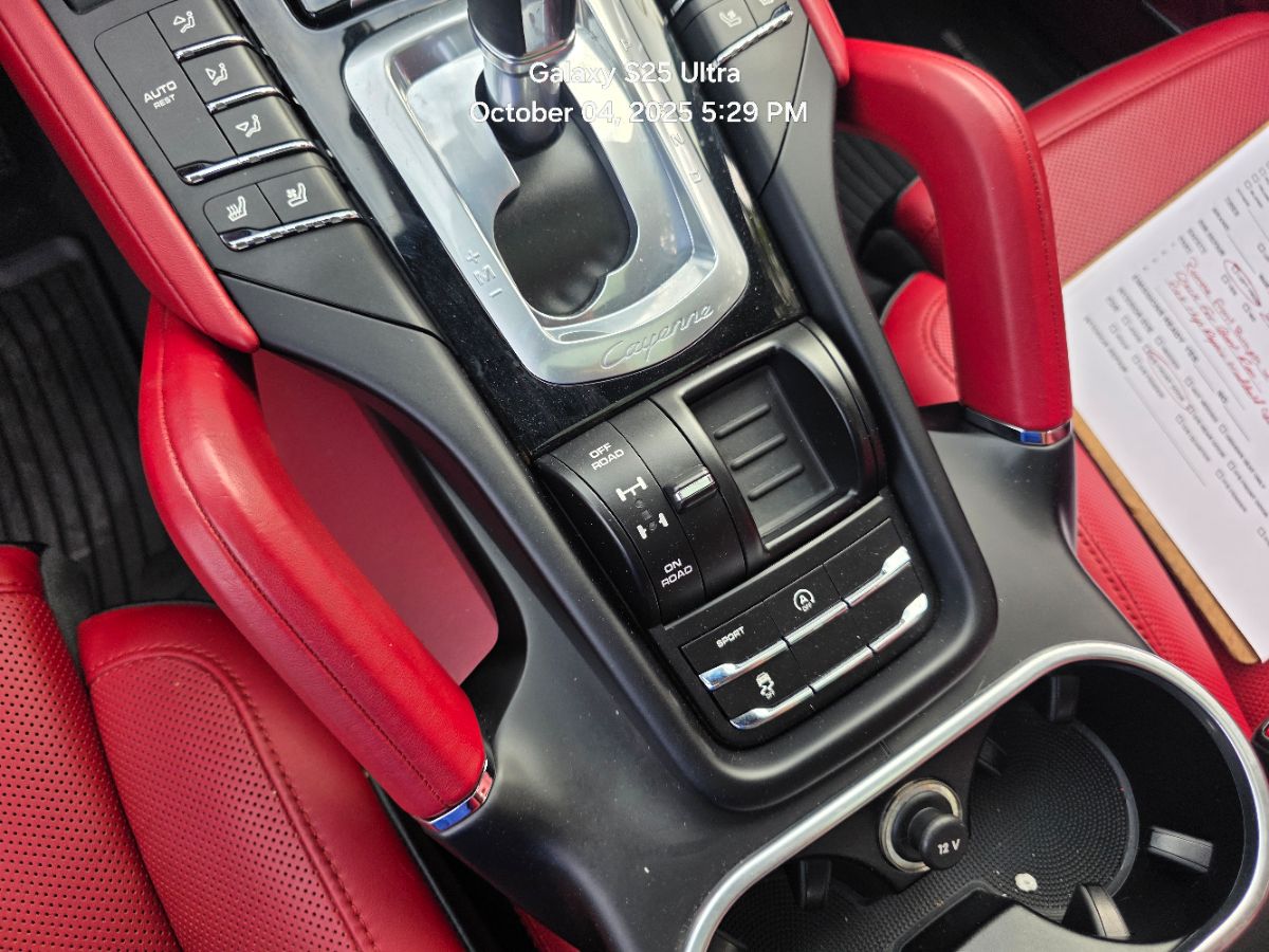 2018 Porsche Cayenne Base Platinum Edition photo 17