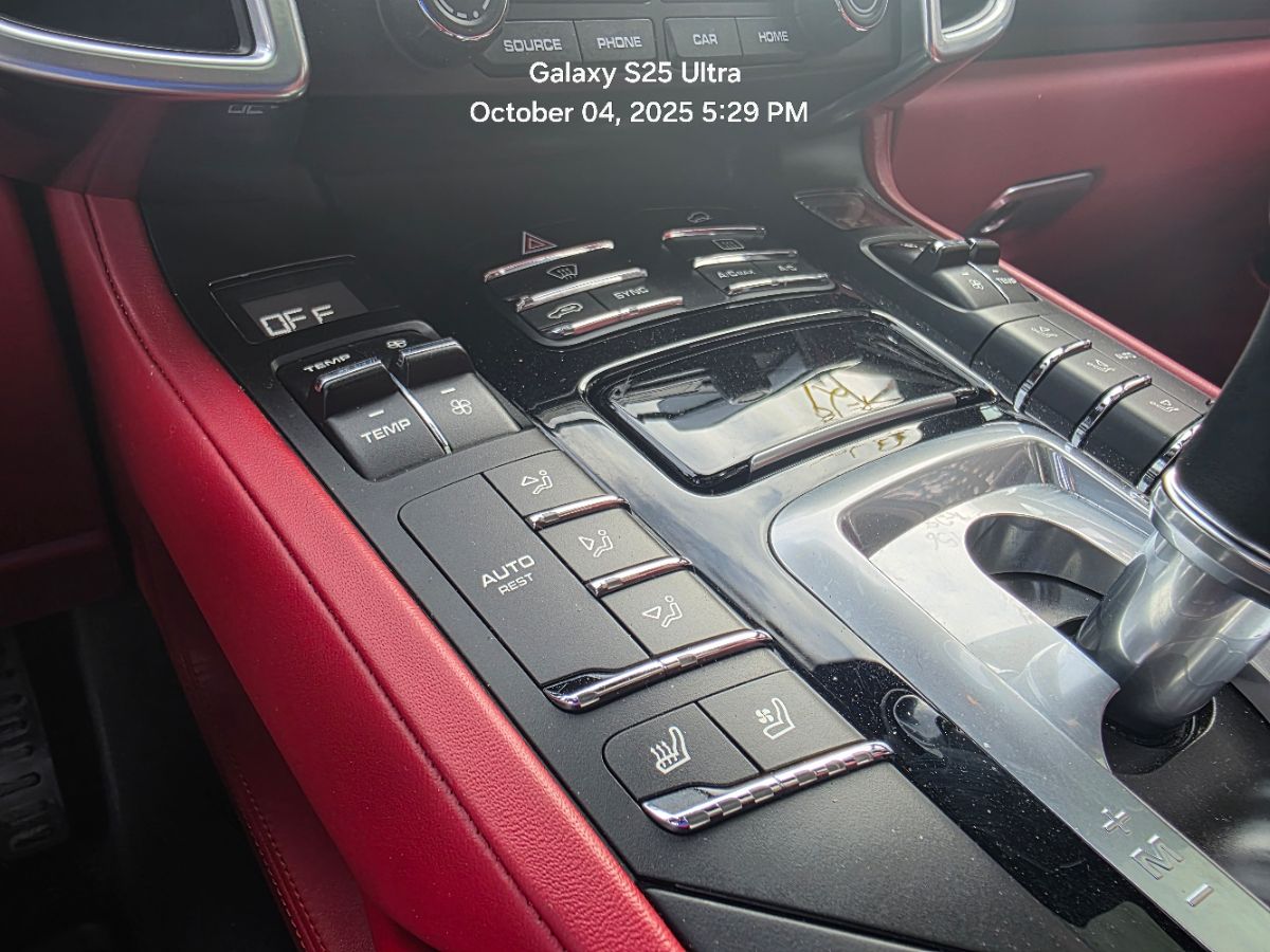 2018 Porsche Cayenne Base Platinum Edition photo 20