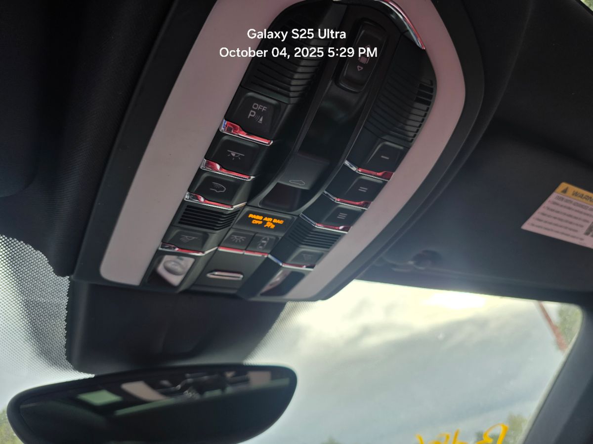 2018 Porsche Cayenne Base Platinum Edition photo 22