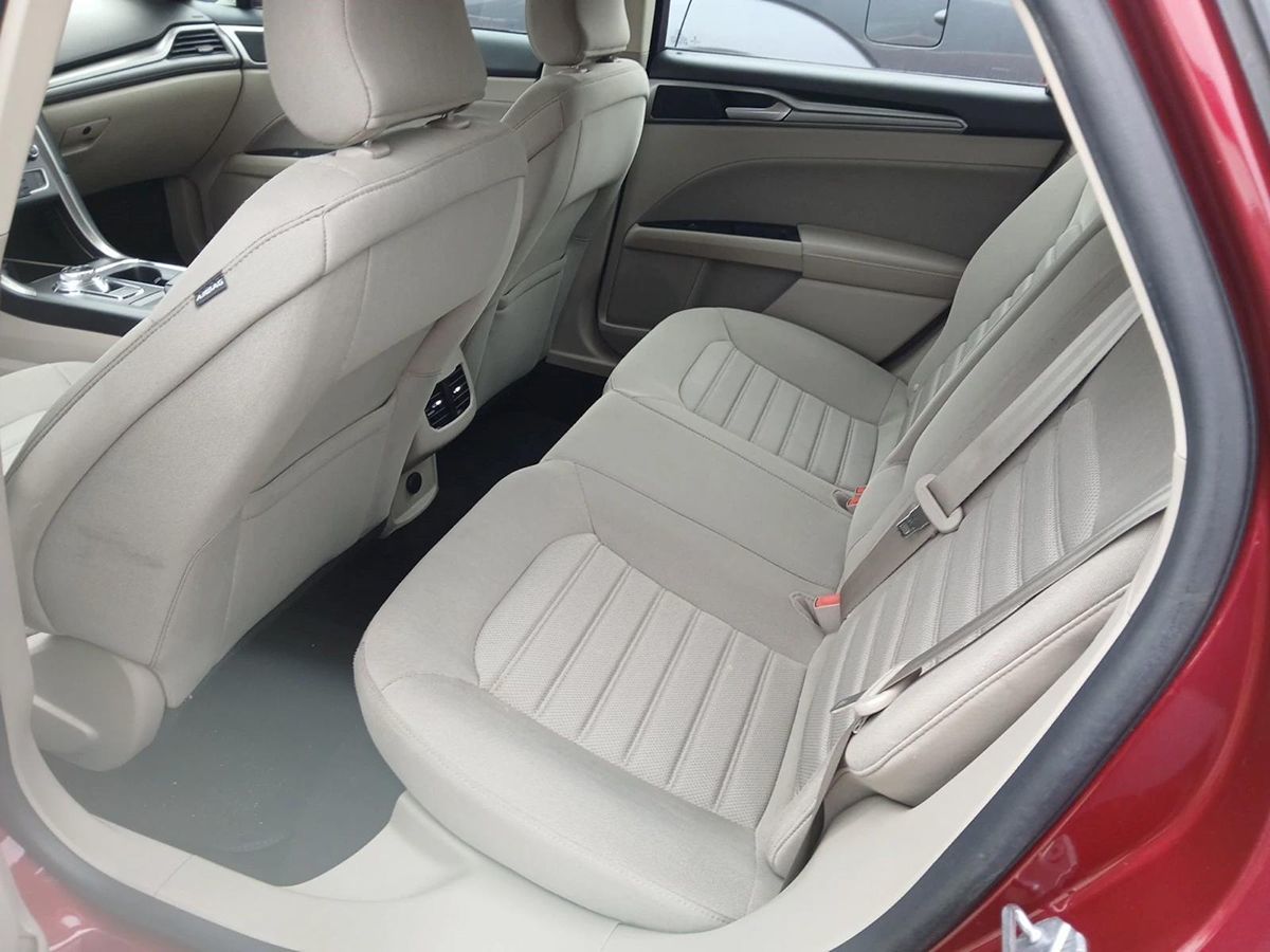 2019 Ford Fusion SE photo 2
